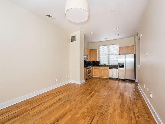 5th image of 933 E 7th St