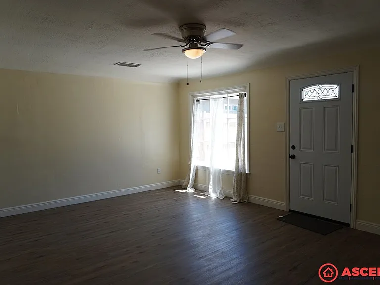 1106 Wilson Ave — Photo 3