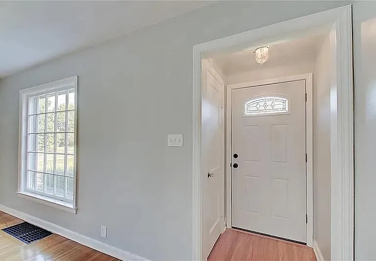 702 W 42nd St — Photo 2
