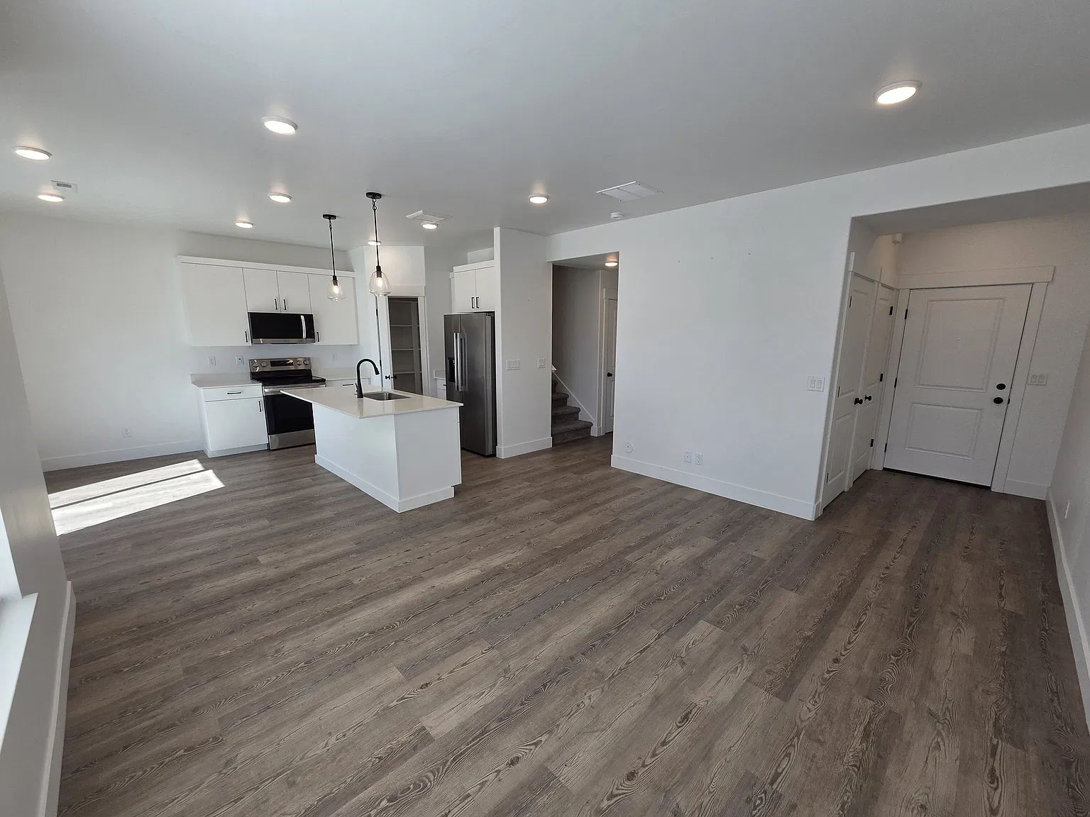 3 bed, 2.5 bath, 1619 sqft, $1,695 — Photo 4
