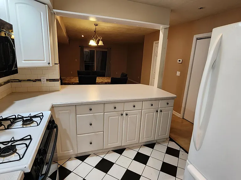 17 King Charles Ct — Photo 5