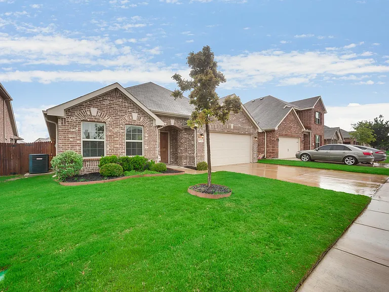 4721 Lazy Oaks St — Photo 2