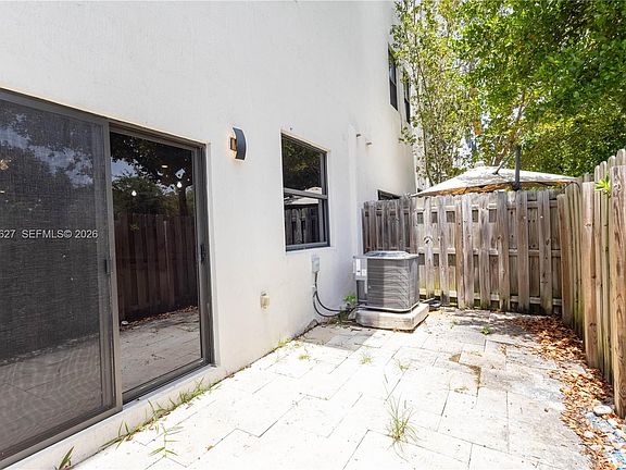5th image of 10407 NW 82nd St #10-12