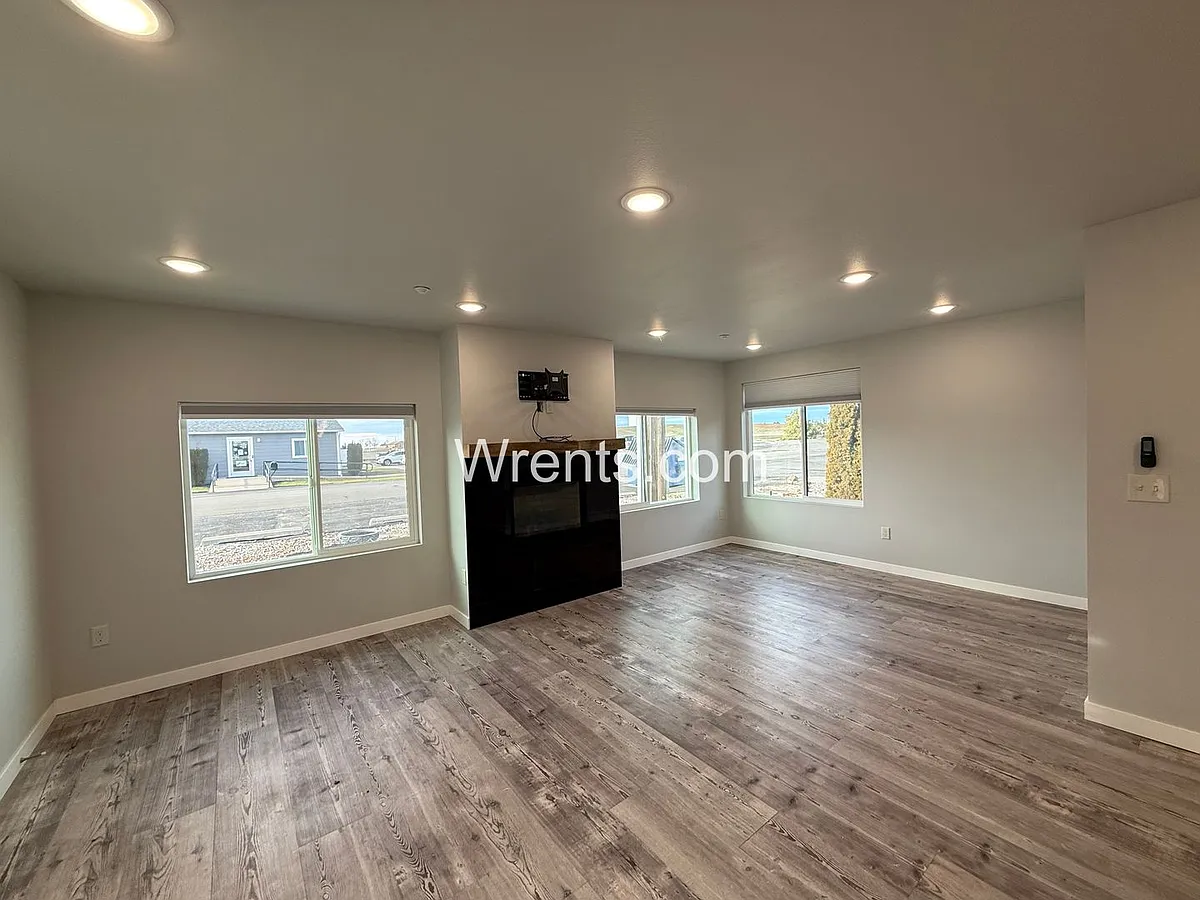 Building Photo - 100 3rd St #4
