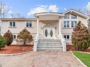 11 Lenape Trl, Upper Saddle River, NJ 07458