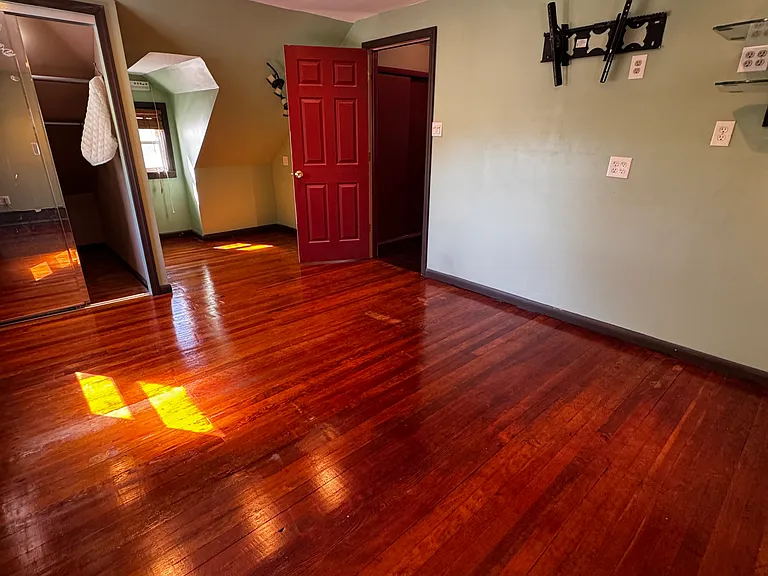 576 Uncas Ave — Photo 8