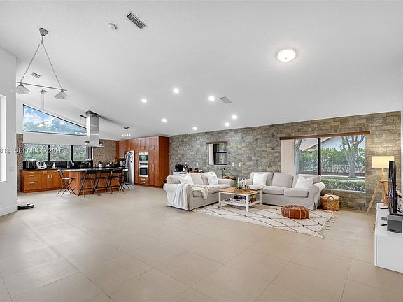 4th image of 1051 Deerpath Ct