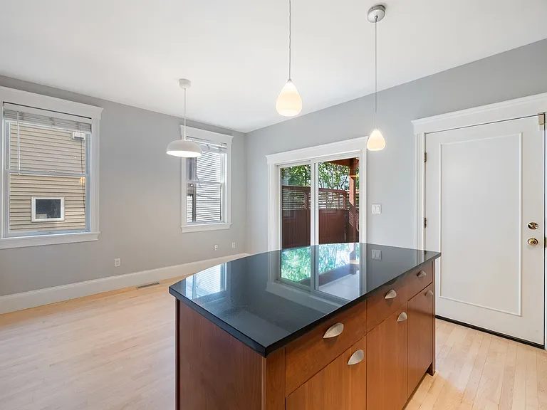 618-620 E 3rd St #1 — Photo 12