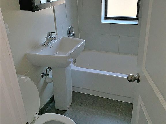 4th image of 621 W Melrose St #3K