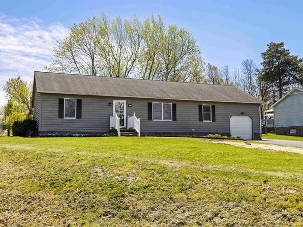 2 Singing Pines Ln, Staunton, VA 24401