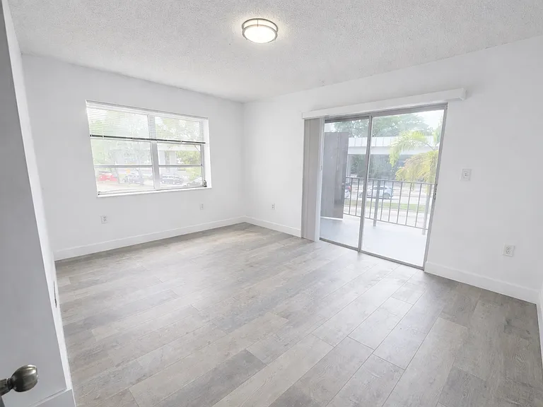 Casa Linda Apartments-3300 S Dixie Hwy — Photo 5