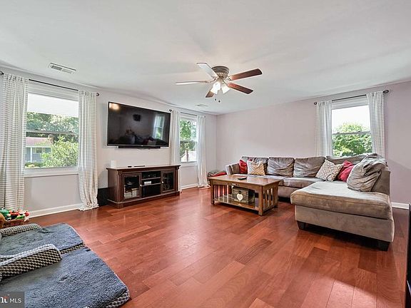 5th image of 404 Tanglewood Ct