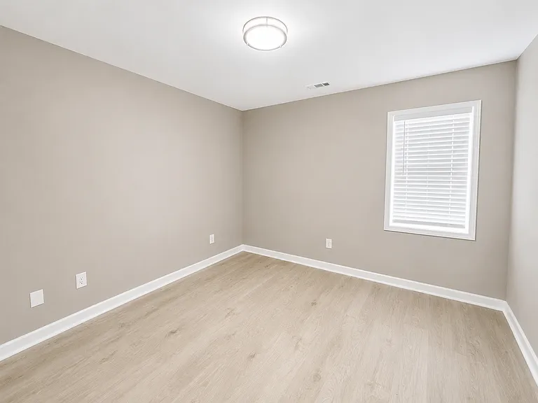 Two bedroom, 1 bath apartment in Burlington — Photo 6