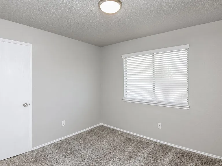 1121 Sandalwood Dr — Photo 16