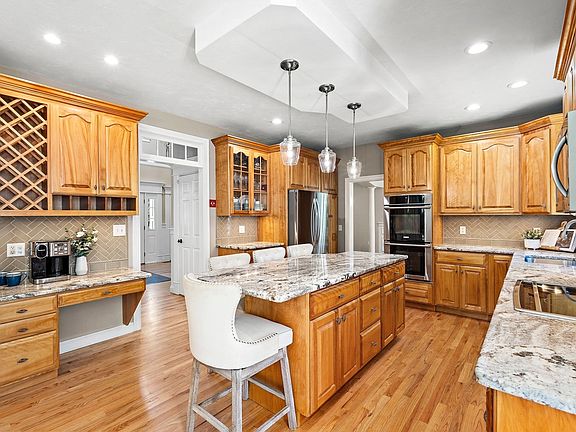 4th image of 68 Quaker Ln
