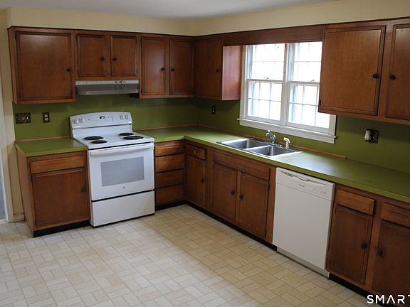 4th image of 12 Sportsman's Hill Road