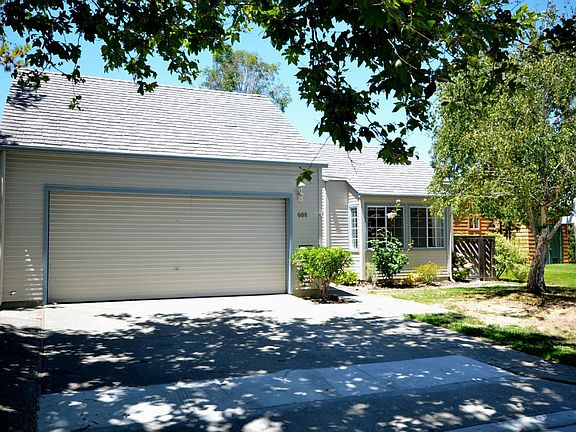 2nd image of 608 Gloucester Ln