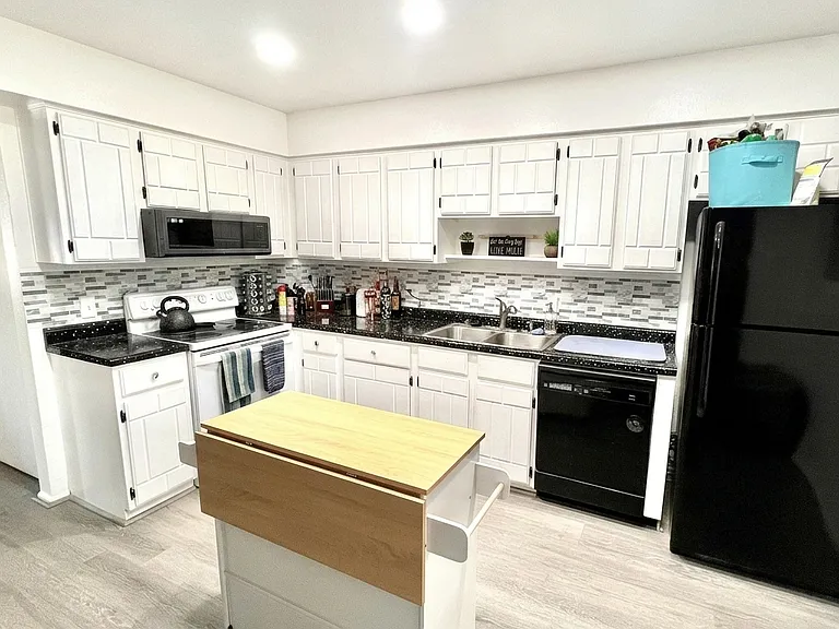 11646 Lincoln St — Photo 10