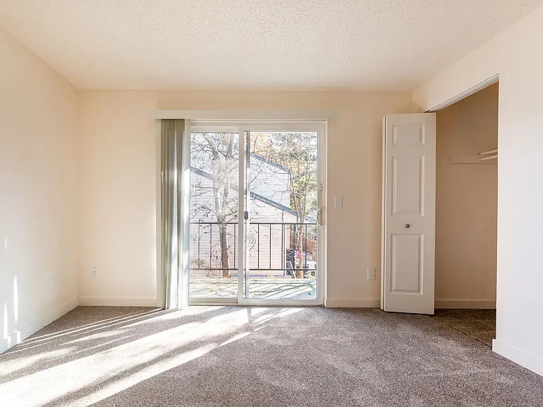 Manchester Square Apartments — Photo 15