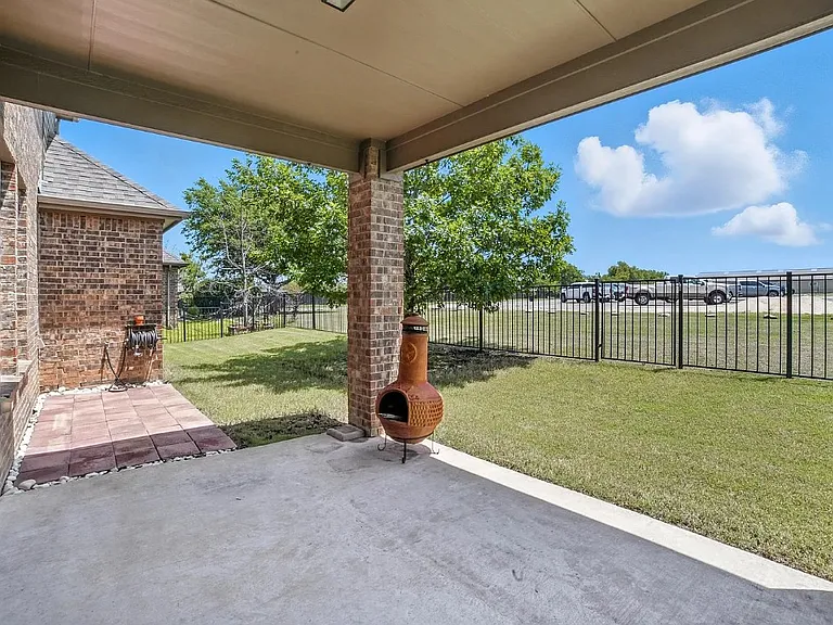 2404 Sabine Cir — Photo 26