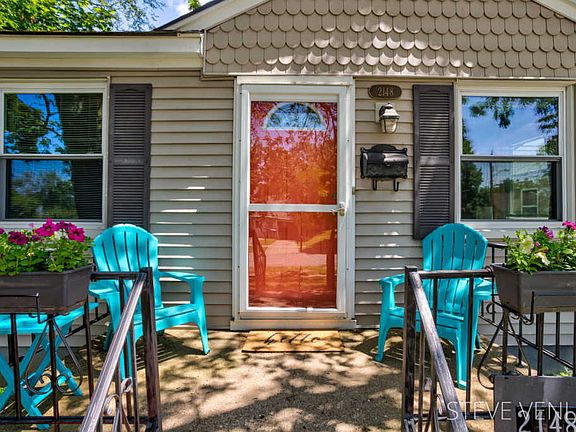 3rd image of 2148 Emerald Ave NE