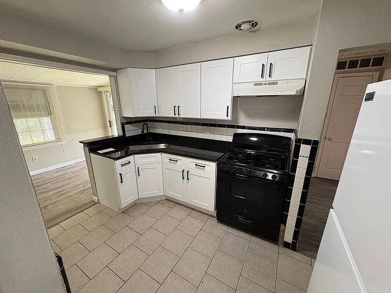 1263 Roxton Dr — Photo 3