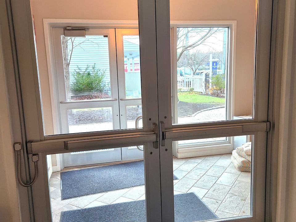 Main entrance/post boxes/elevator.