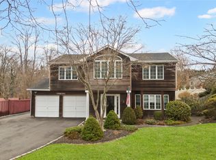 93 Cardinal Ln, Hauppauge, NY 11788