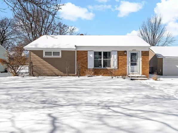 2945 Simpson St, Roseville, MN 55113
