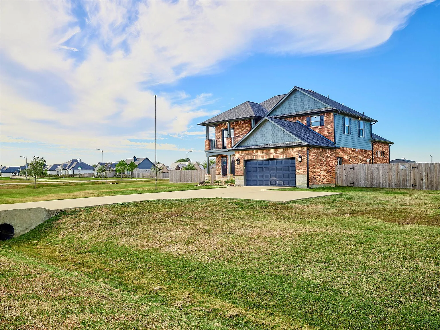 4 bed, 2.5 bath, 2970 sqft, $3,500 — Photo 3