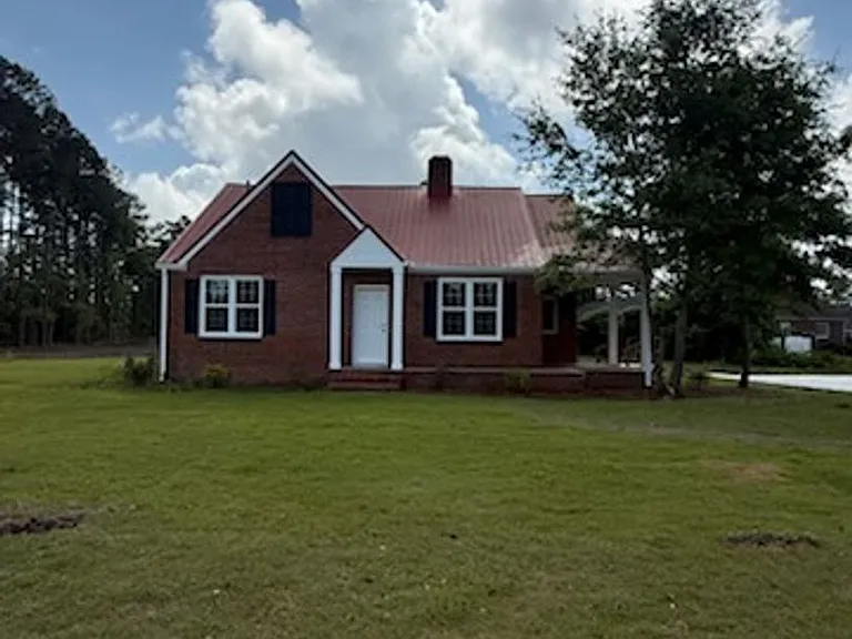 3318 S Irby St — Photo 1