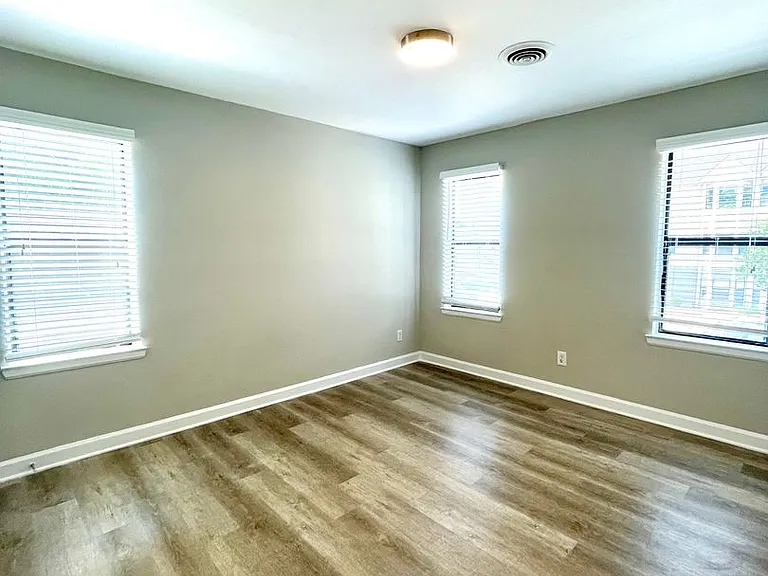 415 W 10th St — Photo 16