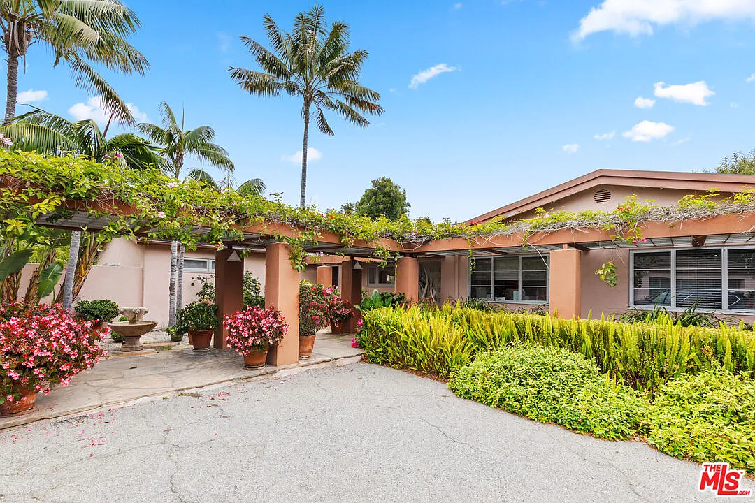 3 bed, 4.0 bath, 3955 sqft, $18,000 — Photo 4