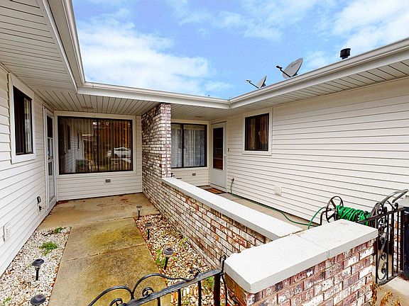 4th image of 1048 Shannock Ln