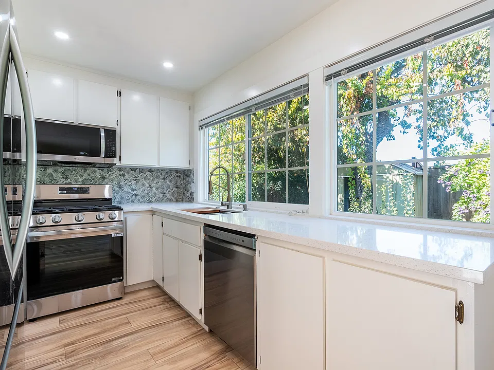 3323 Hostetter Rd