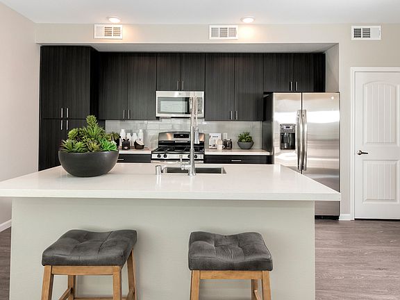 Lumina at Spanish Springs Luxury Apartments Kitchen Bar Top
