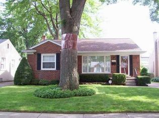 1218 Aline Dr, Grosse Pointe Woods, MI 48236