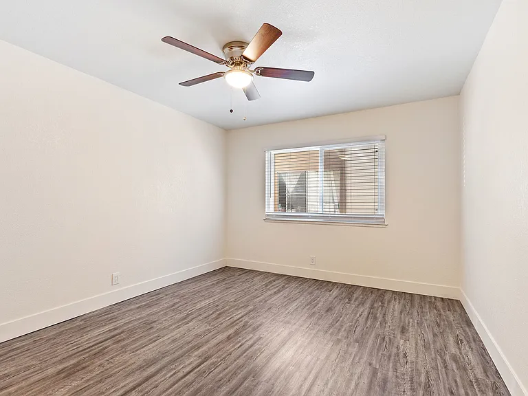 Glenbrook Apartments — Photo 12