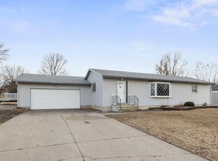 709 W 5th St, Winthrop, MN 55396