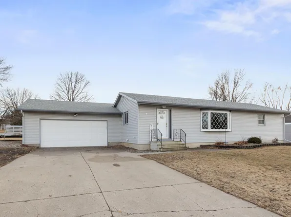 709 W 5th St, Winthrop, MN 55396