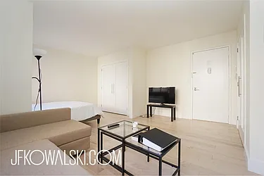 Rented by R New York