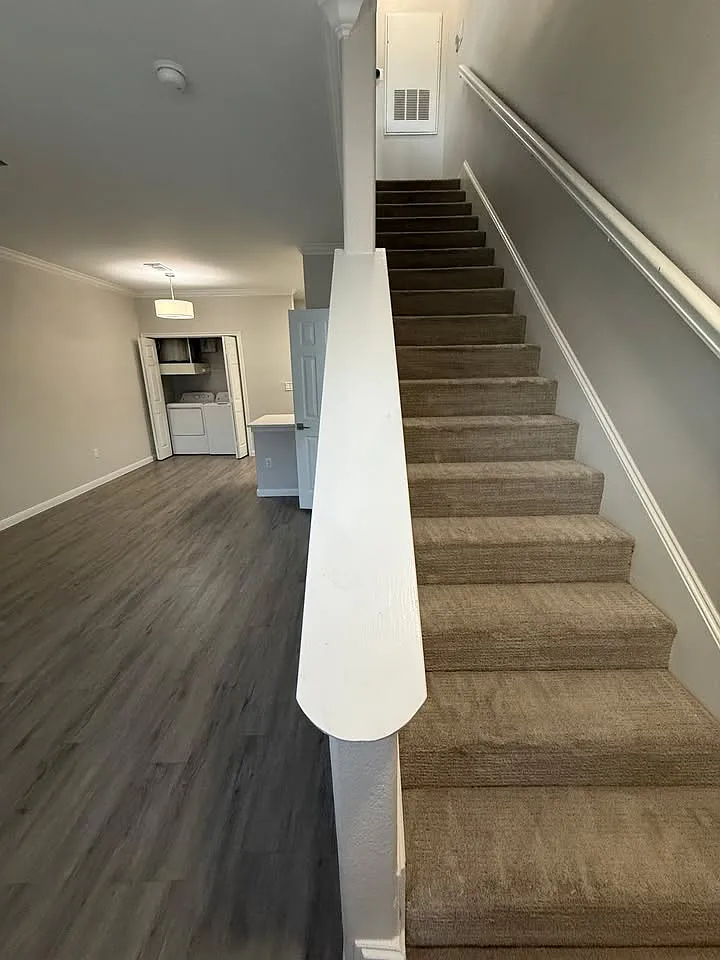 1 bed, 1.5 bath, 810 sqft, $1,299 — Photo 3
