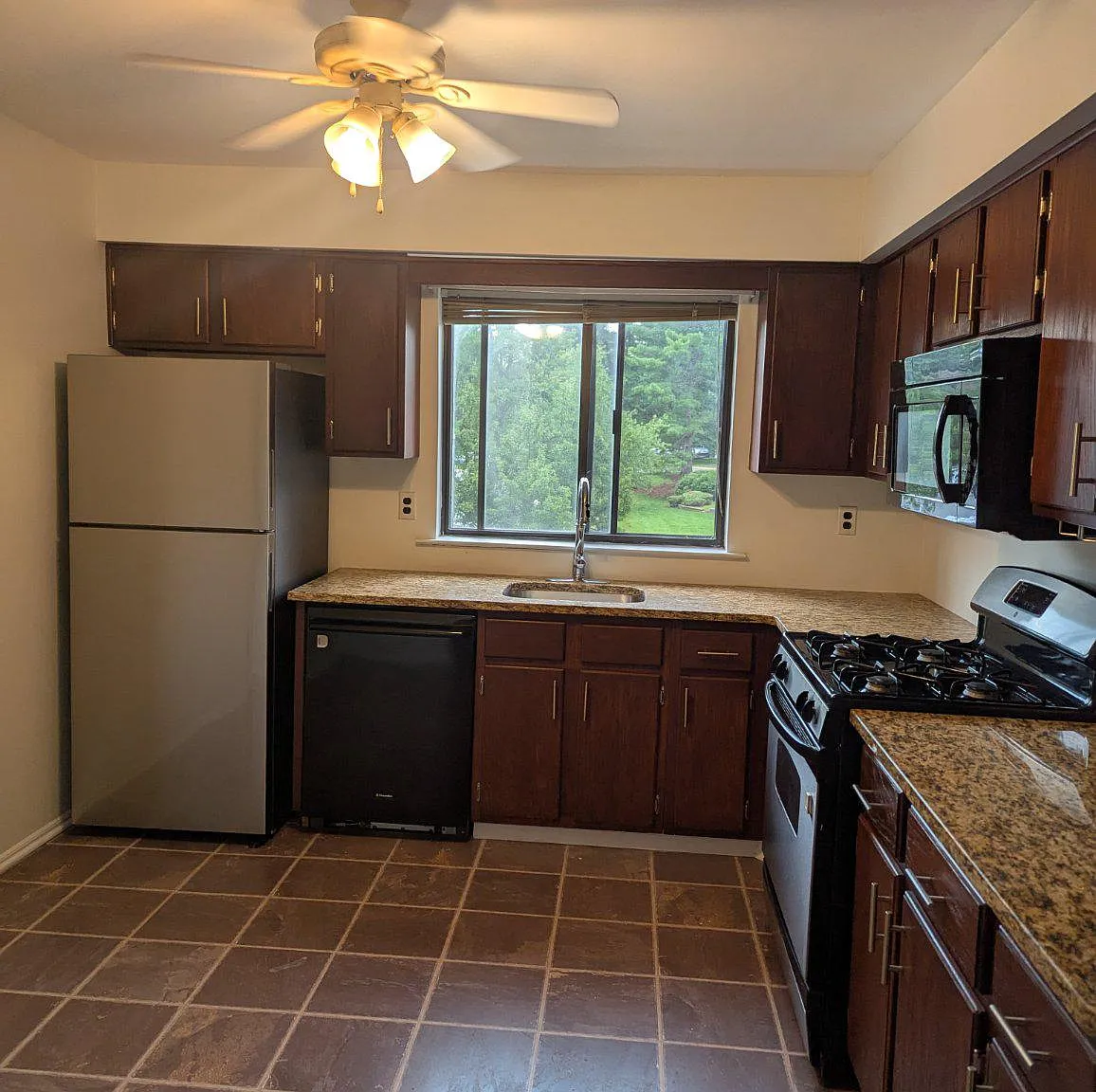 2 bed, 2.0 bath, 1215 sqft, $2,200 — Photo 3
