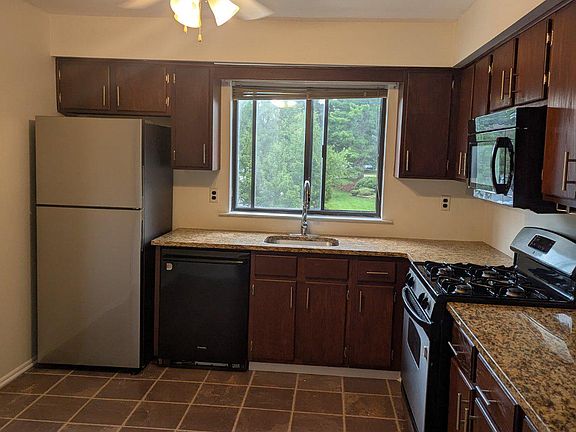3rd image of 422 Wood Mill Dr