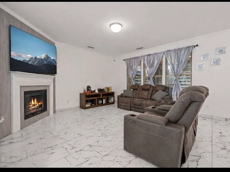 726 Forrest Ln — Photo 2