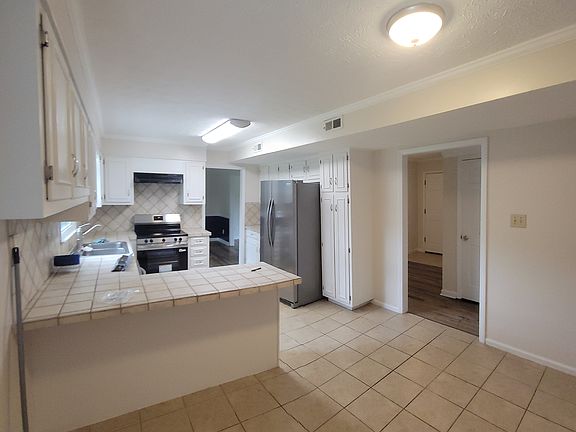 3rd image of 5843 Pettigrew Dr
