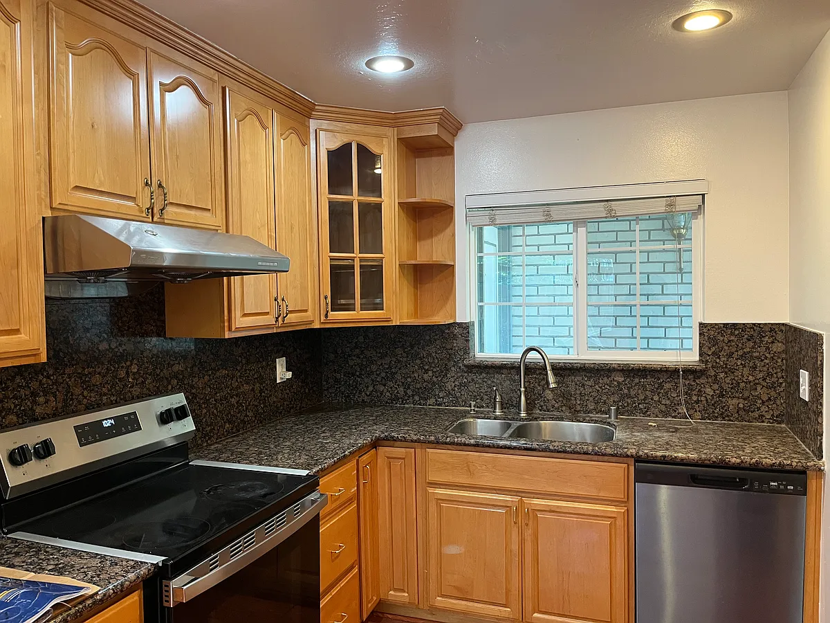Building Photo - 1080 Beaumont Dr