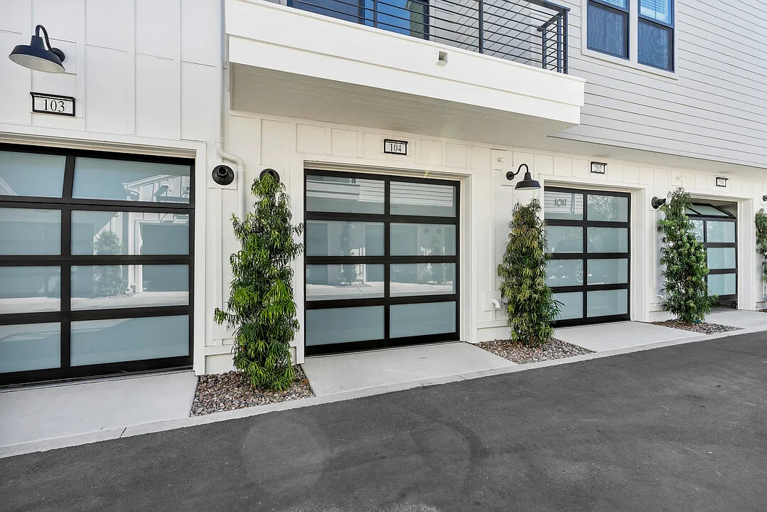 2 bed, 940 sqft, $5,250 — Photo 1