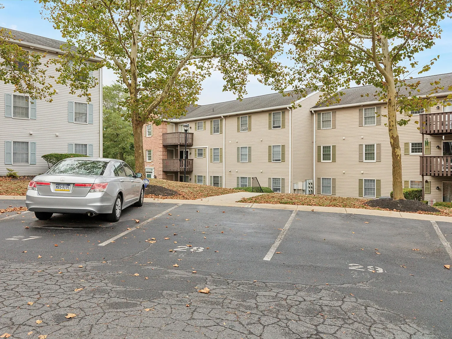 3 bed, 1040 sqft, $1,950 — Photo 2