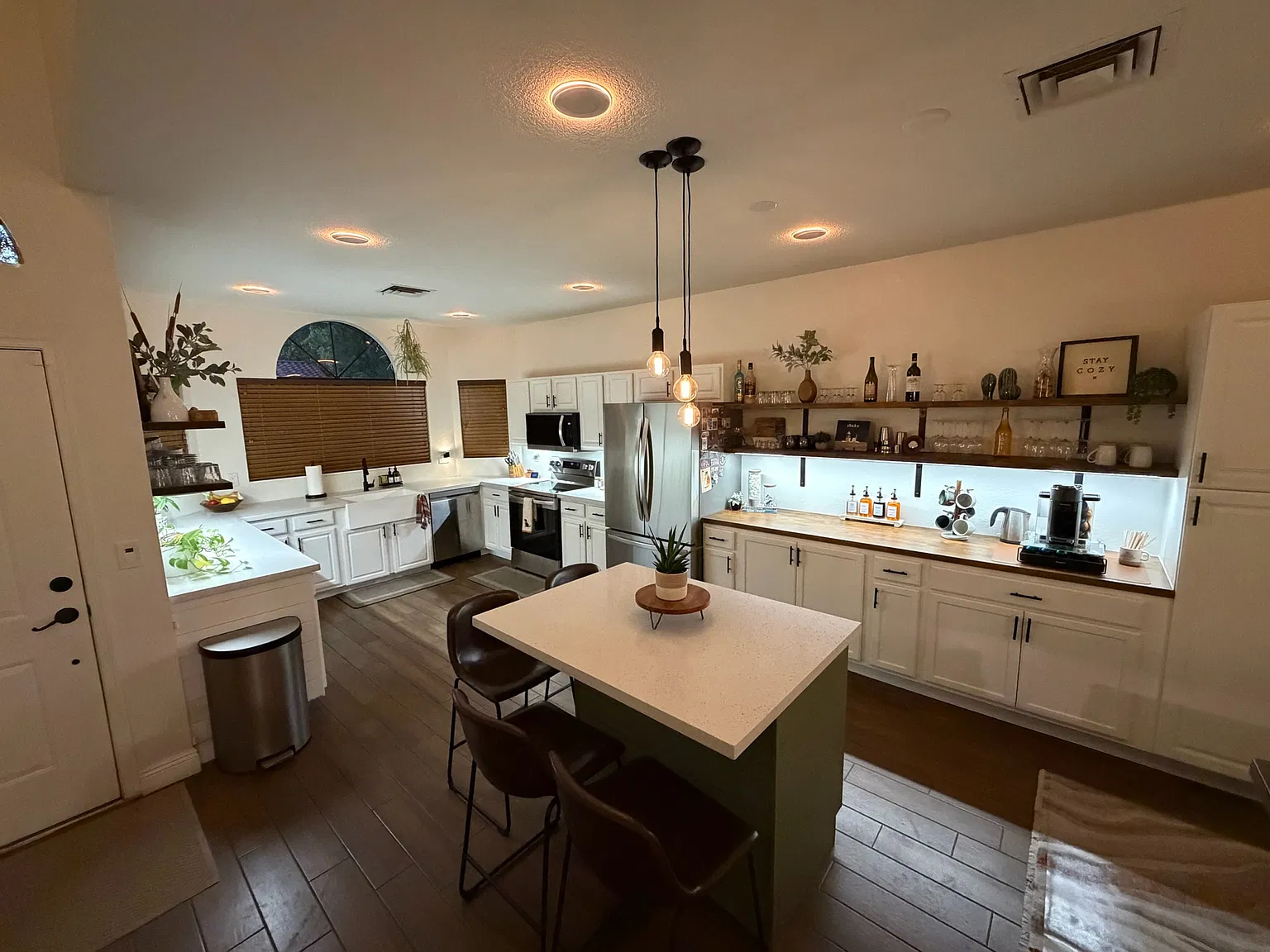 3 bed, 1400 sqft, $2,600 — Photo 2